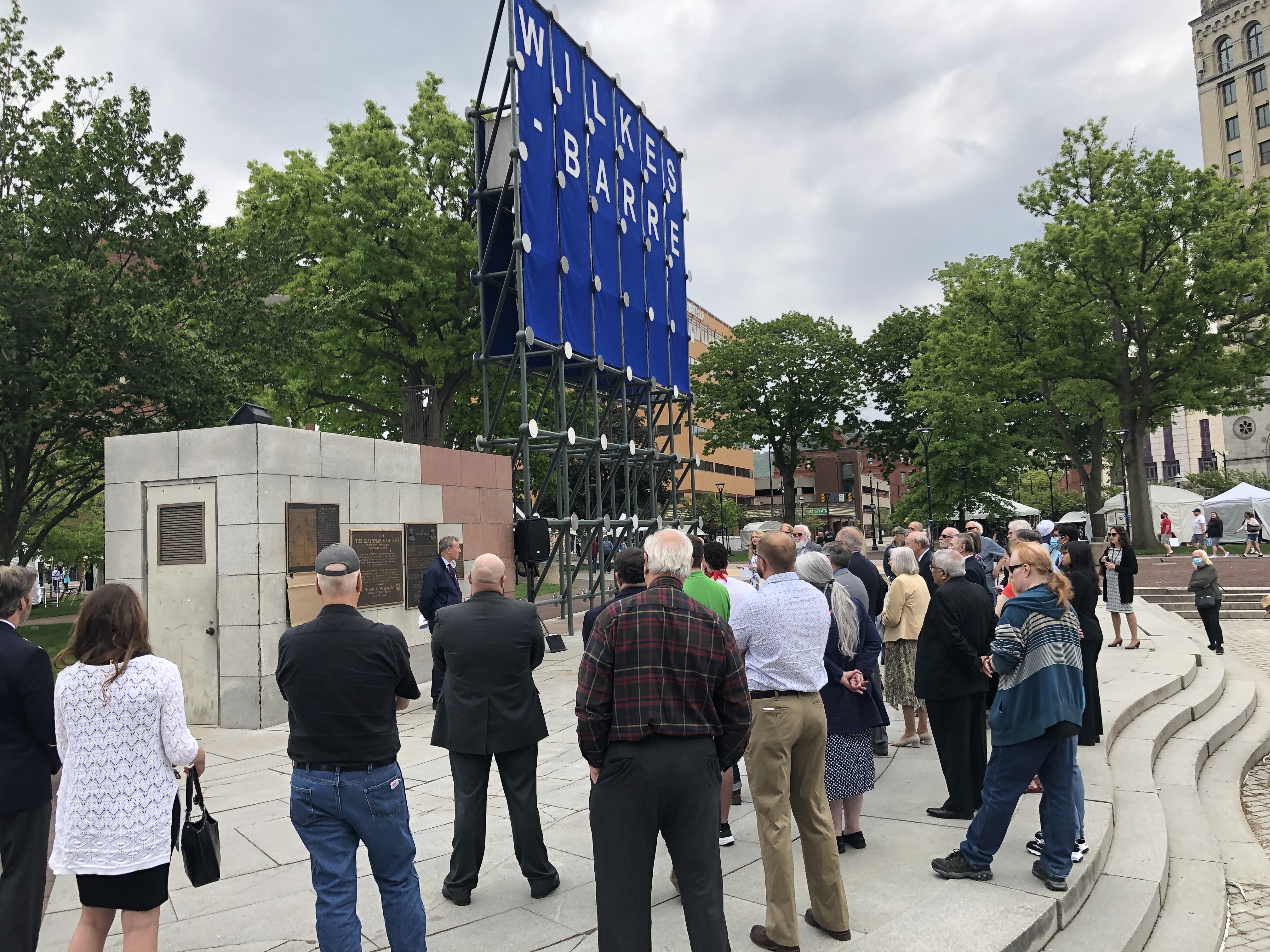 Plaque Reveal Crowd Backs